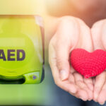 AEDを使用する際は胸骨圧迫も必要！胸骨圧迫の方法について